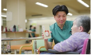 飲み込みについて説明する職員と利用者