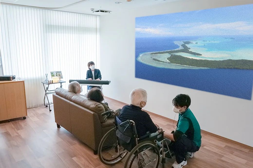 音楽療法に参加する利用者と職員