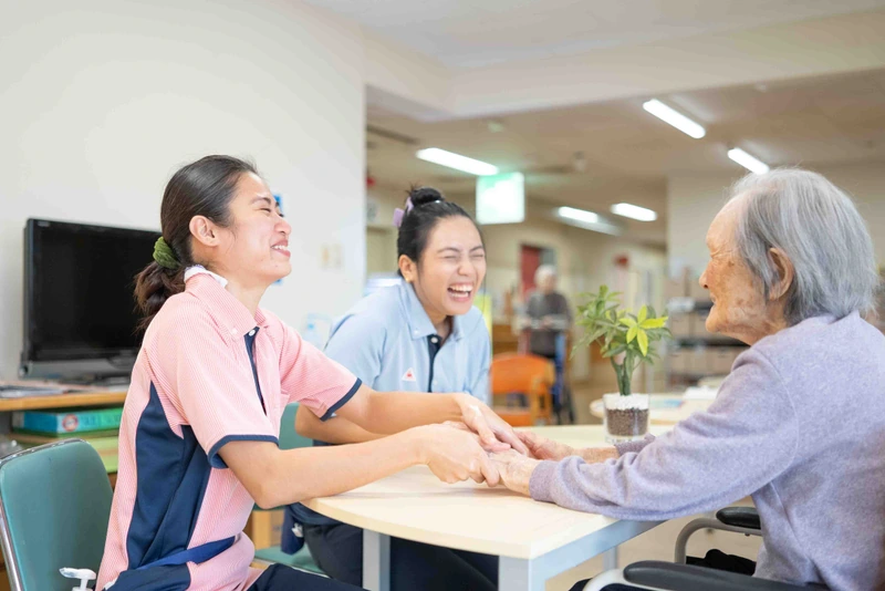 職員二人が利用者と目線を合わせて穏やかに対話する様子