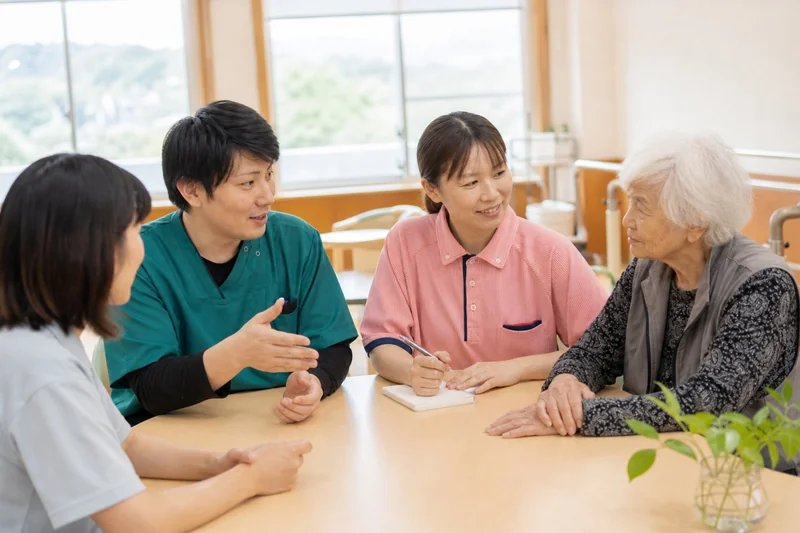 利用者と家族を交えて多職種で暮らしの目標を話し合う様子