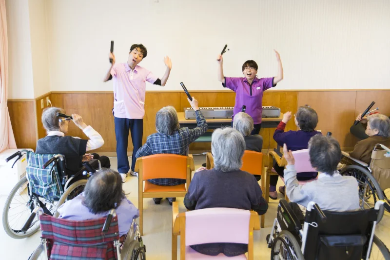 音楽に合わせて身体を動かす集団活動