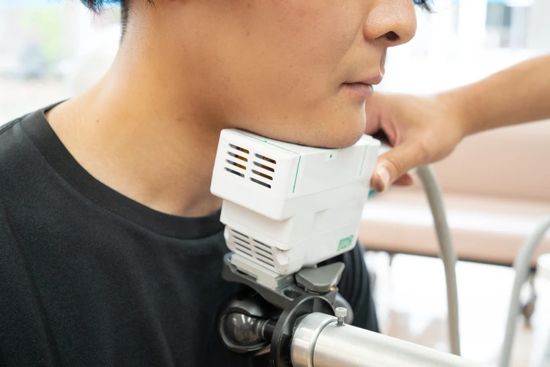 嚥下機能を確認するための機器を装着した測定場面