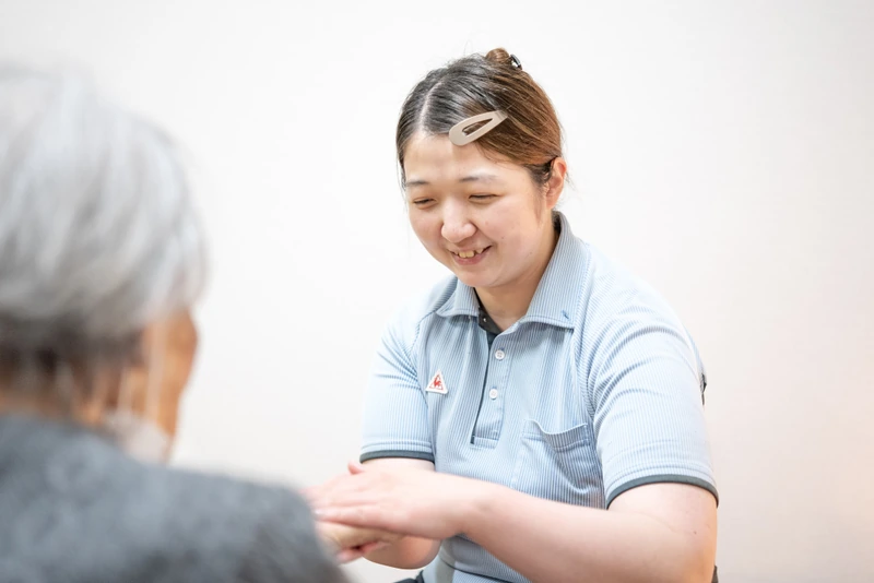 利用者と目線を合わせて穏やかに話をする職員